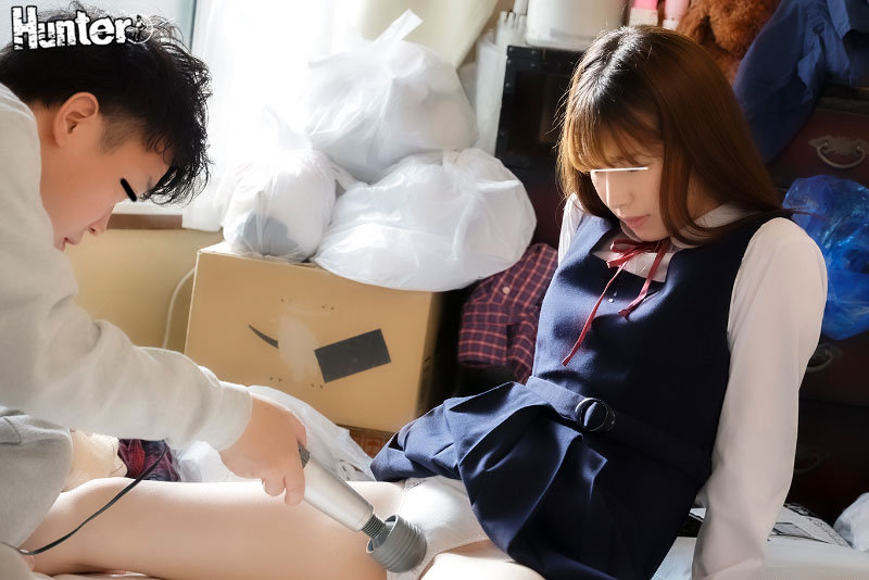 「「この部屋なんか股間がムズムズしてくる…」ボクの恥ずかしい汚部屋に興奮を覚えた近所の女の子とその友達に芋づる式中出し！昔よく遊んだ近所の女子」のサンプル画像3枚目