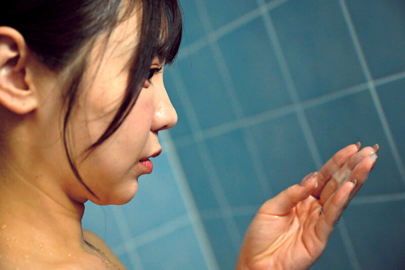 「吉澤友貴が魅せる人妻の不倫ドラマ｜巨乳妻が中出しで堕ちる禁断の関係」のサンプル画像1枚目