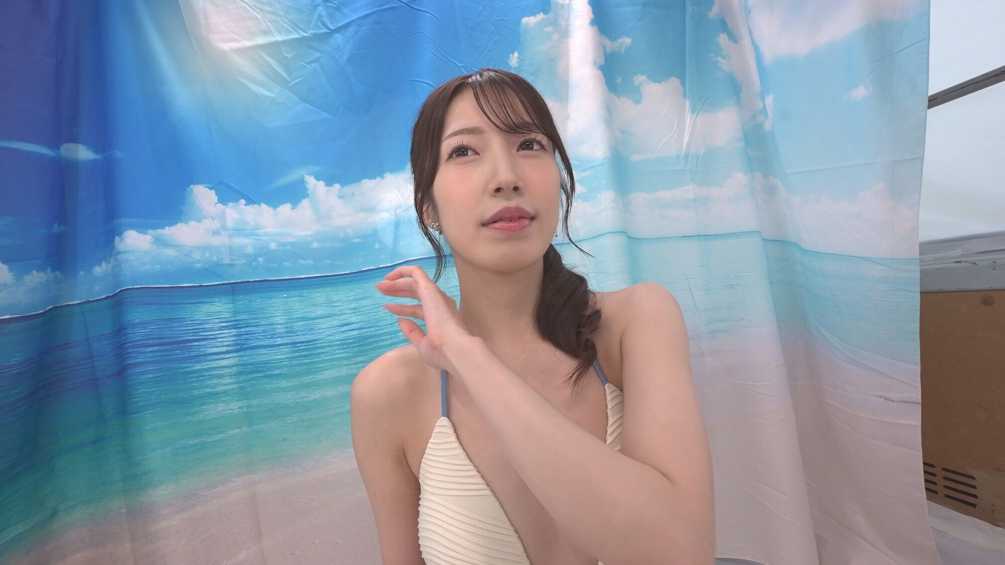 「湘南ビーチで声をかけたビキニギャルが火照った身体をクールダウンさせる冷感ローションマッサージ体験！体温が下がるはずなのに【こっそり混ぜた発情剤】で性欲が覚醒！敏感になった乳首やクリをいじられ、ガニ股失禁イキ潮噴射！快感に負けて自分からデカチン中出しをおねだりしちゃうなんて！～まゆみ編～」のサムネイル