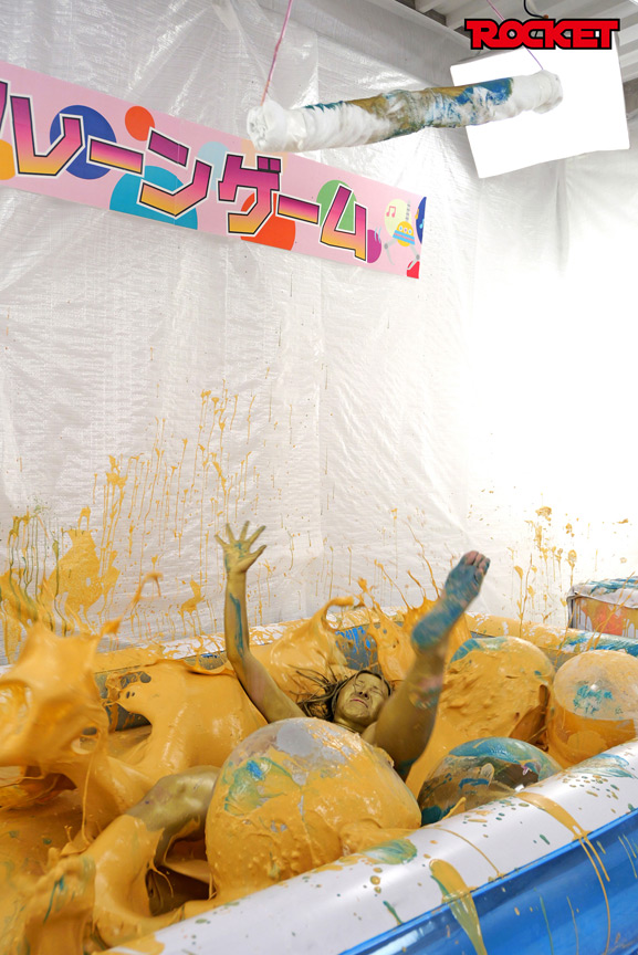 「幾野まち・赤城穂波ら4人がウェット＆メッシー体験！どろんこプールで濡れ場バラエティ企画」のサンプル画像10枚目