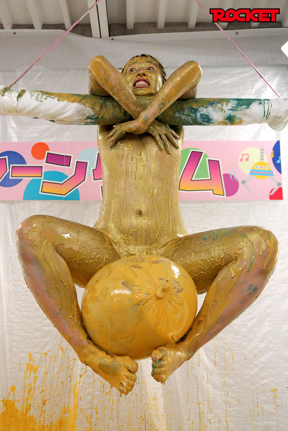 「幾野まち・赤城穂波ら4人がウェット＆メッシー体験！どろんこプールで濡れ場バラエティ企画」のサンプル画像11枚目