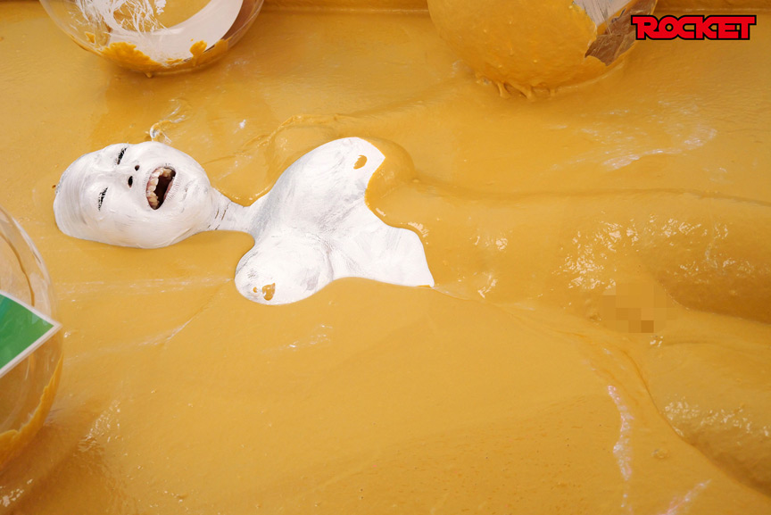 「幾野まち・赤城穂波ら4人がウェット＆メッシー体験！どろんこプールで濡れ場バラエティ企画」のサンプル画像4枚目