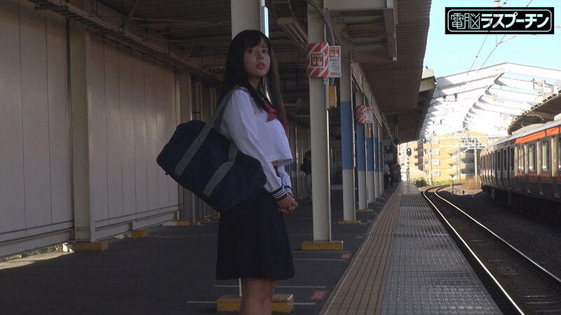 「満員電車で羽交い絞めにされセーラー服の下から見えた乳首を強●開発される爆乳女子○生 夕美しおん」のサンプル画像1枚目