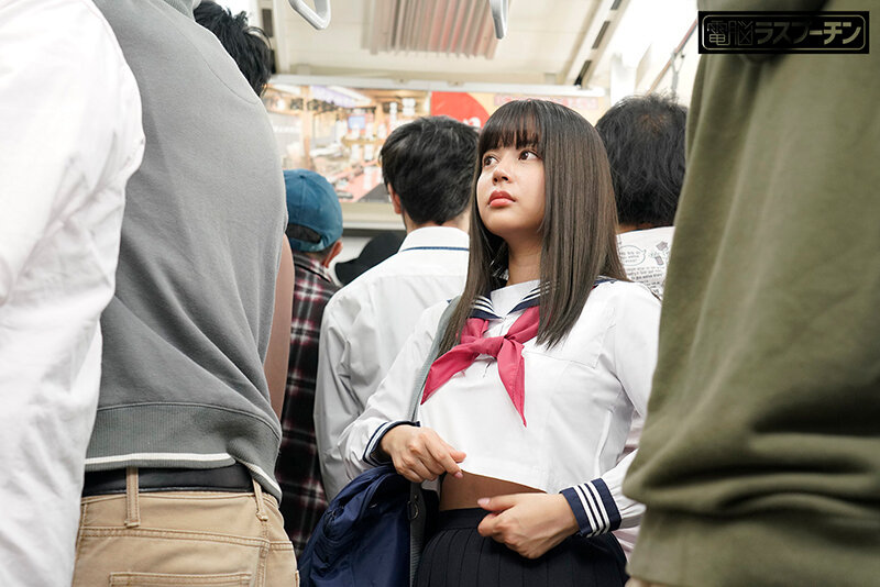 「満員電車で羽交い絞めにされセーラー服の下から見えた乳首を強●開発される爆乳女子○生 夕美しおん」のサンプル画像5枚目
