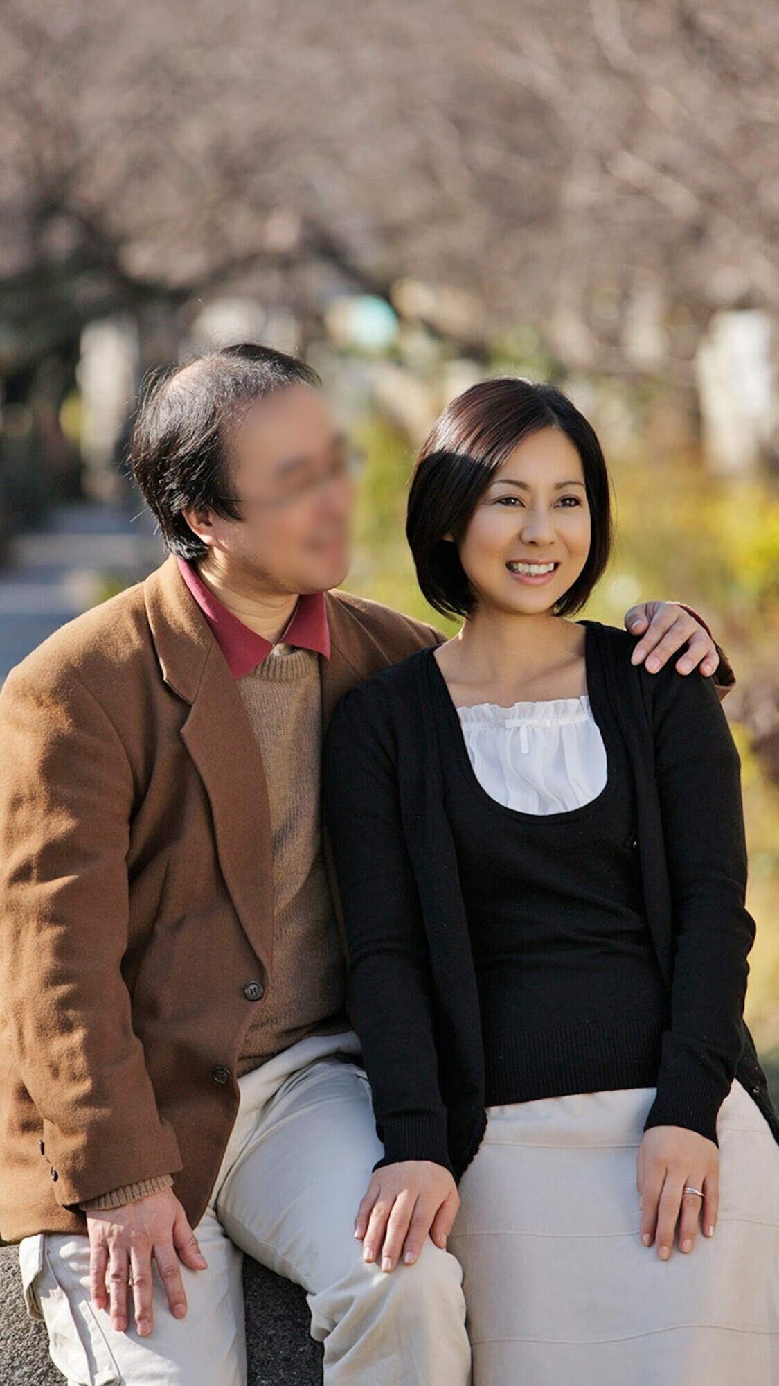 「熟年ドラマ傑作選！ 夫の隣で妻が他人に跨る 背徳と淫靡な物語 7編x4時間」のサンプル画像8枚目
