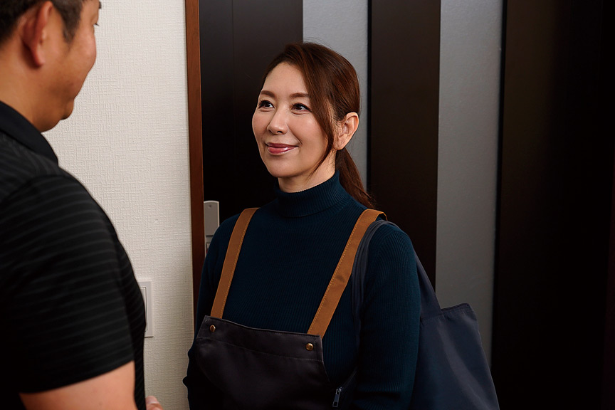 「一見普通のおばさん家政婦だが、実は女王様気質のド痴女だった!? 翔田千里」のサンプル画像1枚目