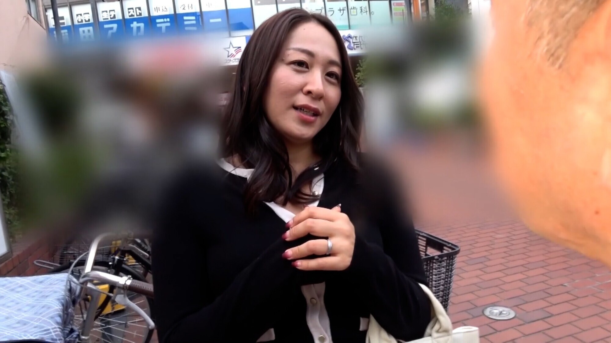 「地元の商店街で刺激に飢えてる熟女をナンパ！普通の主婦ほど熟れたカラダを持て余して白目を剥いてイキ狂う！」のサンプル画像1枚目