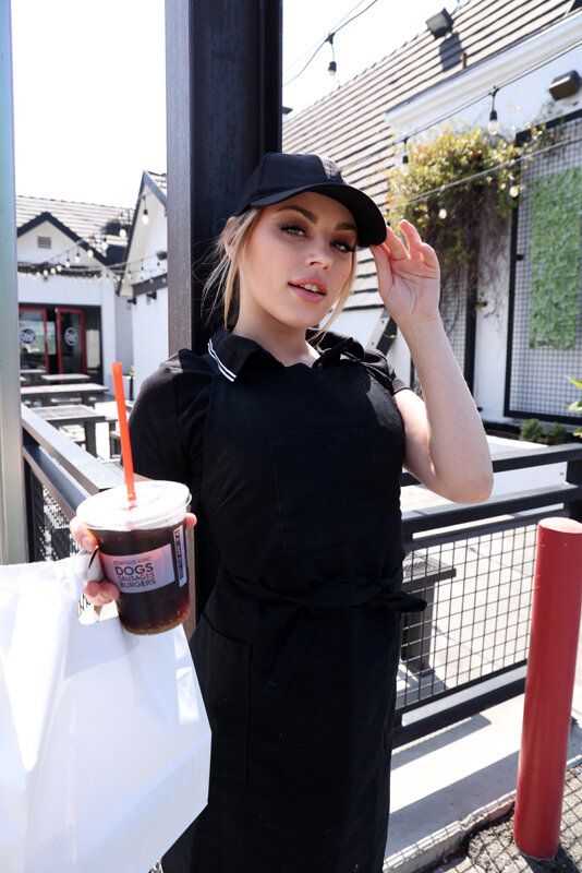 「ロスの有名ホットドッグ店の看板美女がオモチャのモニターからまさかの絶頂生ハメSEXに！！アナ（25）」のサンプル画像1枚目