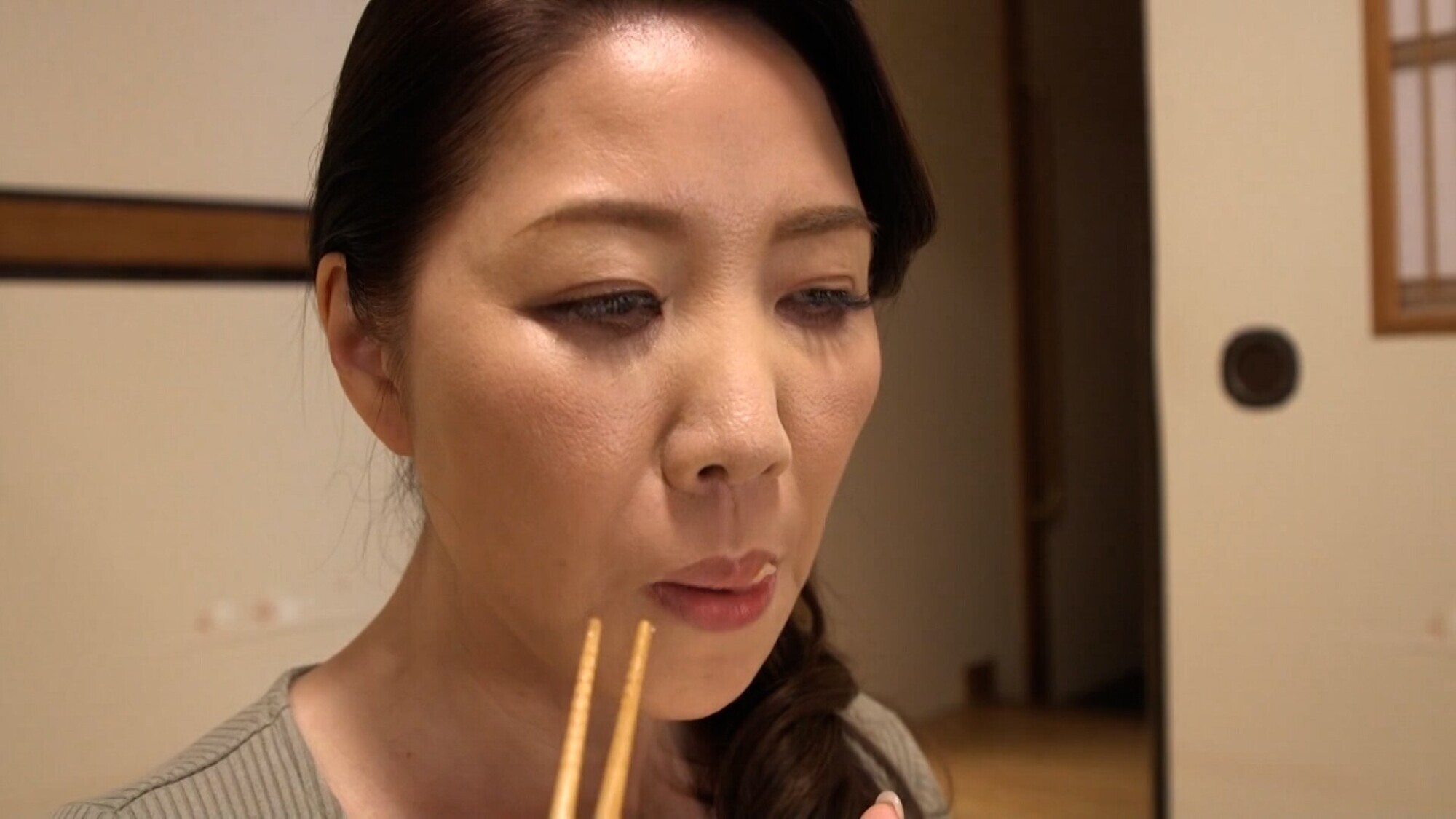 「還暦の夫が役立たずで性欲を持て余す五十路熟女の禁断のエロドラマ！」のサンプル画像1枚目
