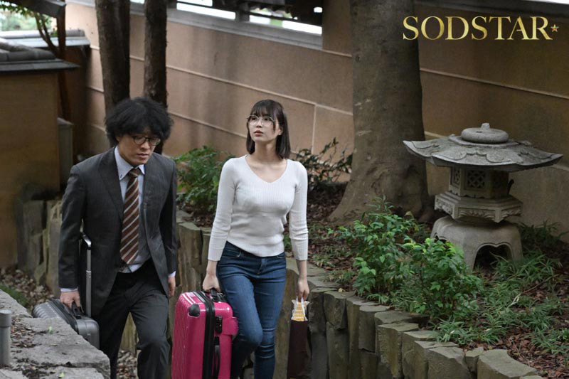 「実家に嫁いできた奥さんは俺の家族が男クサさ抜群の性癖ど真ん中だったらしく、家族に忍んで全員とハメまくる絶倫人妻だったのでガテン系一家ファミリークラッシュ！ 唯井まひろ」のサンプル画像1枚目