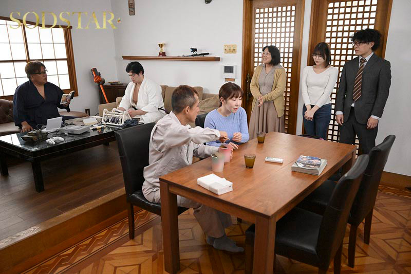 「実家に嫁いできた奥さんは俺の家族が男クサさ抜群の性癖ど真ん中だったらしく、家族に忍んで全員とハメまくる絶倫人妻だったのでガテン系一家ファミリークラッシュ！ 唯井まひろ」のサンプル画像2枚目