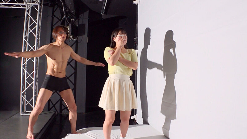 「一般男女モニタリングAV ラブラブカップル限定 影絵に挑戦！ドキドキ寝取られシルエットクイズ！2 布越しに彼氏に見られているのに女子大生がデカチンSEXで生中出し！」のサンプル画像2枚目
