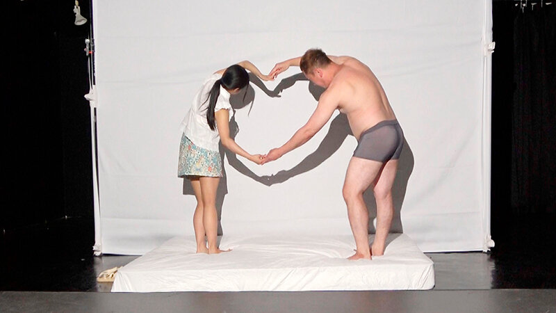 「一般男女モニタリングAV ラブラブカップル限定 影絵に挑戦！ドキドキ寝取られシルエットクイズ！2 布越しに彼氏に見られているのに女子大生がデカチンSEXで生中出し！」のサンプル画像4枚目
