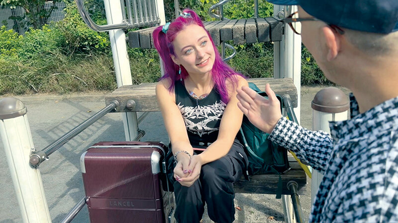 「【ヌーシュカ】スレンダー白人美女をナンパ！フランス人観光客に羞恥プレイ＆中出しSEX」のサンプル画像1枚目