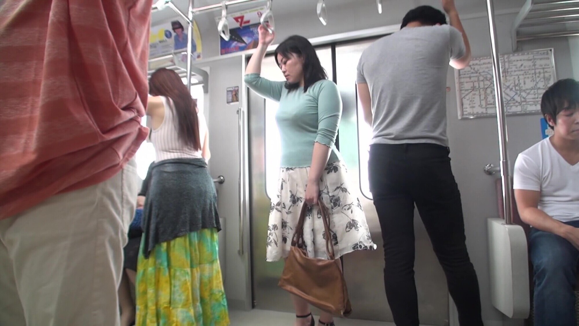 「ややぽちゃ巨乳主婦にイタズラしてその気にさせる！」のサンプル画像1枚目