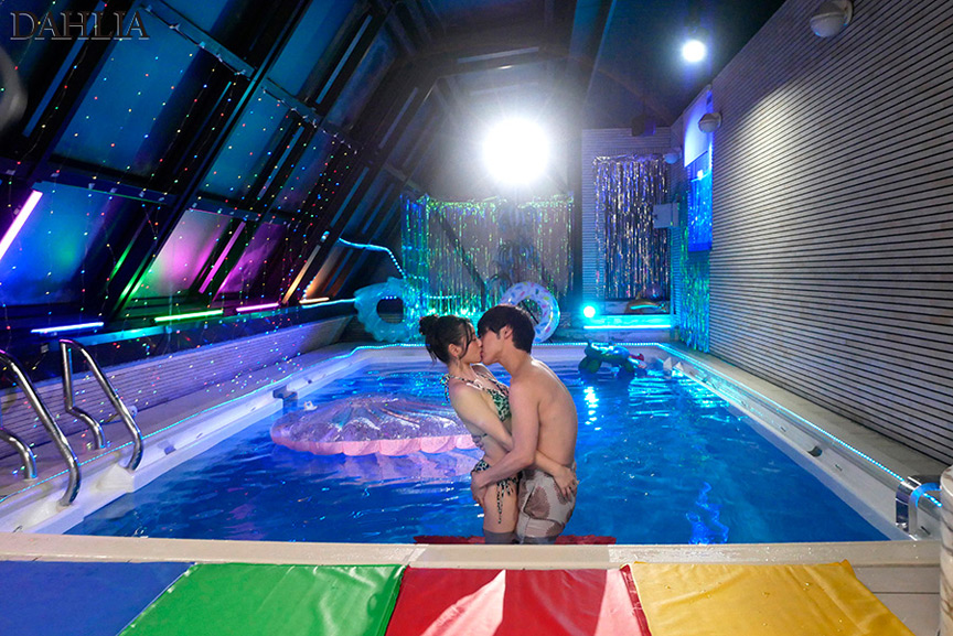 「妻の大親友がナイトプールで逆NTR『脱いだらモデル級のビキニ姿に興奮して勃起しているのがバレて…笑顔の誘惑に我慢できず何度も浮気中出ししちゃいました。』 三葉ちはる」のサンプル画像6枚目