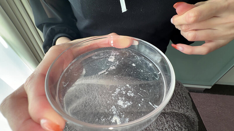 「【個人撮影】安堂はるの 舌ブラシで「汚舌苔」採取」のサンプル画像16枚目