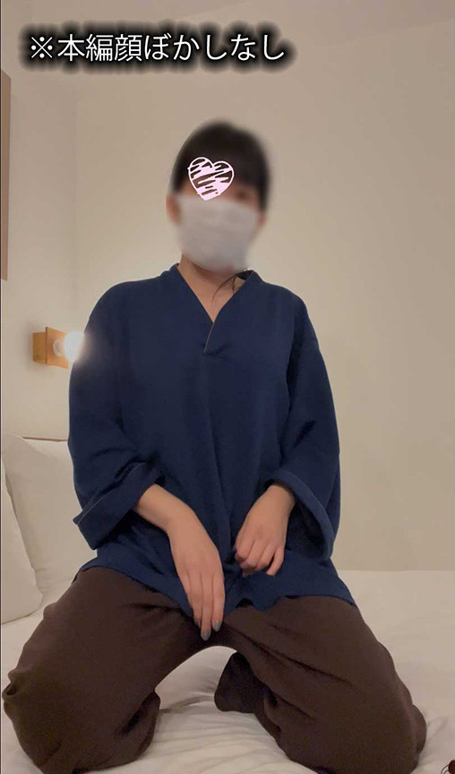 「【スマホ縦撮り】美乳現役JD彼氏に送った自撮りうつ伏せローター尻ヘコオナニー流出」のサンプル画像1枚目