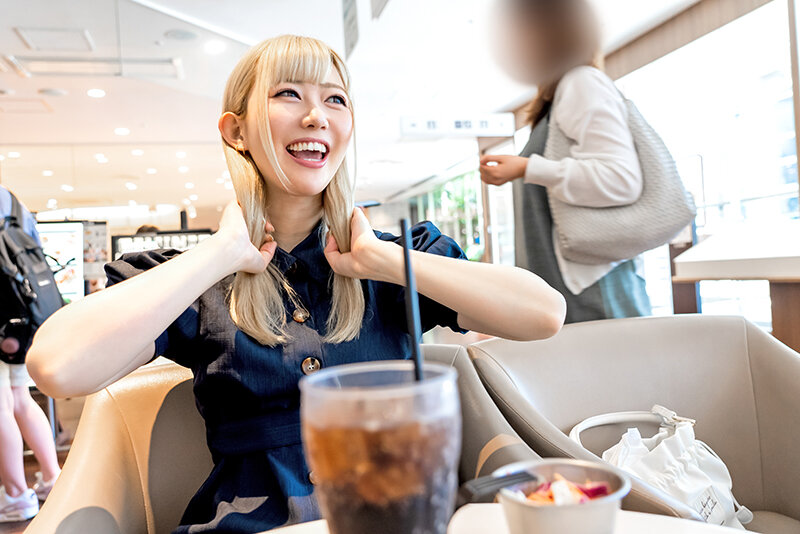 「【素人女子大生】金髪大天使2年生 RENちゃん 韓国アイドル大好き美少女20才 真っ白な肌にピンクの美乳が神！乳首舐めながら膣奥突かれて痙攣アクメ☆」のサンプル画像3枚目