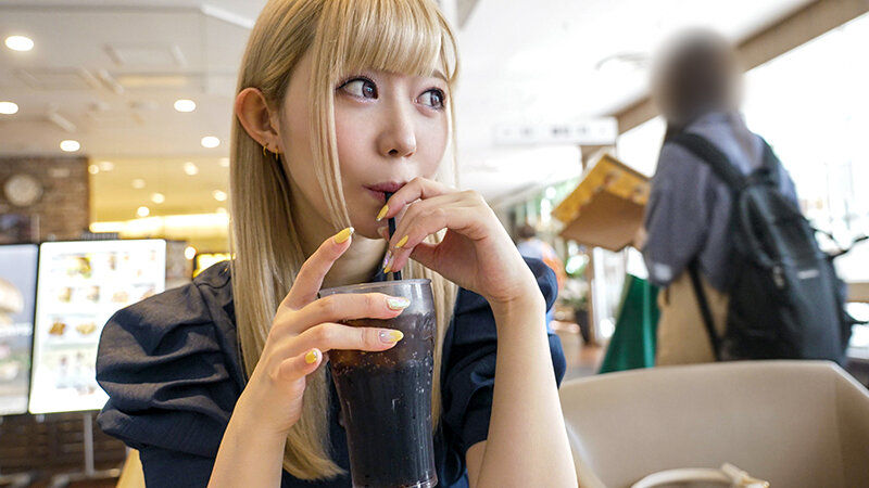 「【素人女子大生】金髪大天使2年生 RENちゃん 韓国アイドル大好き美少女20才 真っ白な肌にピンクの美乳が神！乳首舐めながら膣奥突かれて痙攣アクメ☆」のサンプル画像5枚目