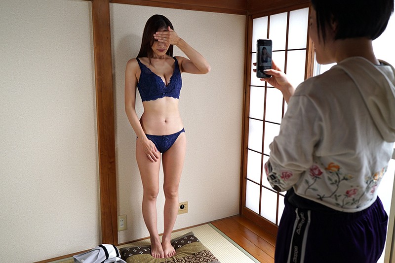 「近所の不良主婦にそそのかされてモグリの団地妻売春サークルに名前だけ登録させられた妻 小早川怜子」のサンプル画像2枚目