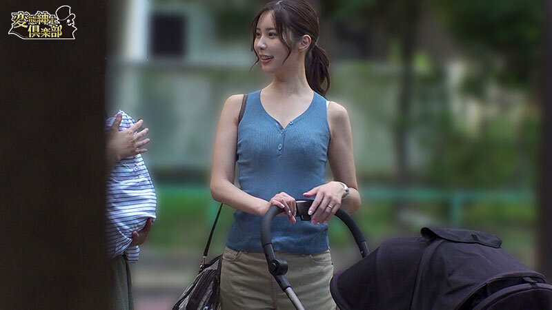 「【人妻盗撮】デカチン中出しで潮吹き絶頂するベビーカー主婦の禁断映像」のサンプル画像10枚目