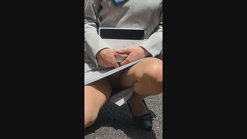 「【素人】美人ディーラーの生パンスト姿が眩しい!高級車販売店での秘密の昼休み【OL】」のサンプル画像1枚目