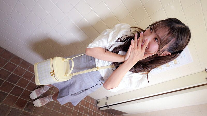 「えっ!!こんな場所で!? どこででも見せつけられるセンズリに興奮しちゃった素人娘」のサンプル画像5枚目