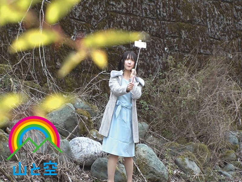 「SNSで露出実況を生配信中の見せたがり露出狂に凸してみた。」のサンプル画像1枚目