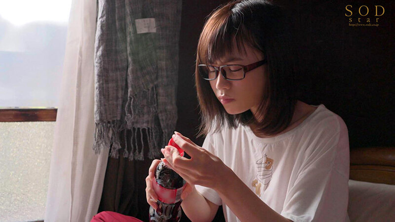 「数年ぶりに帰省すると、アラサーの姉は未だに自称家事手伝い（ニート）の喪女だった。 隠れ巨乳の姉（26） 天宮花南」のサンプル画像4枚目