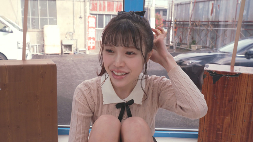 「街行く素人娘が脱ぎ脱ぎあっち向いてホイ対決!顔を向けた先に服を1枚脱ぐ、手コキ、フェラ、キスなどのHな罰ゲーム!先に相手を全裸にしたら勝ち!負けたら即ハメ中出し!撮って出し!マジックミラー号~りょうか編~」のサンプル画像1枚目