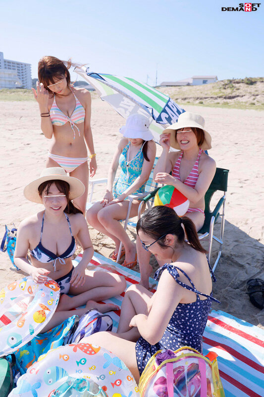 「子供会の集まりで海水浴に来ていた水着ママたちがマジックミラー号で大乱交」のサンプル画像11枚目