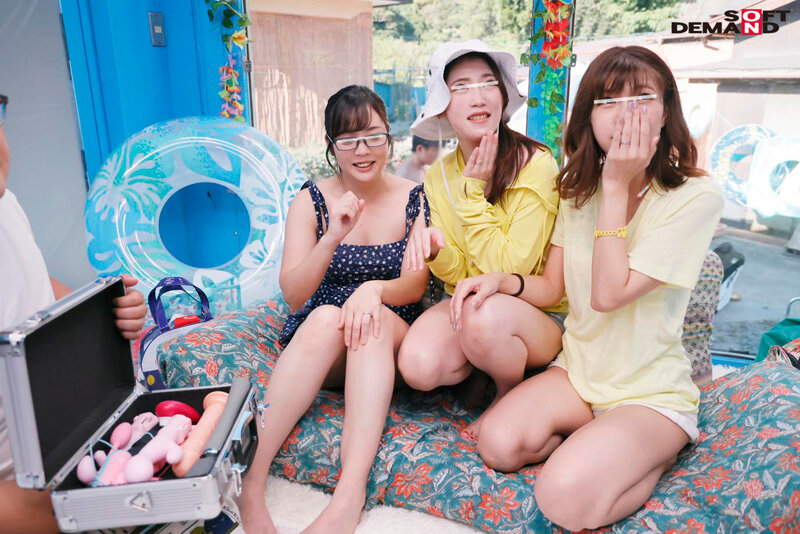 「子供会の集まりで海水浴に来ていた水着ママたちがマジックミラー号で大乱交」のサンプル画像12枚目