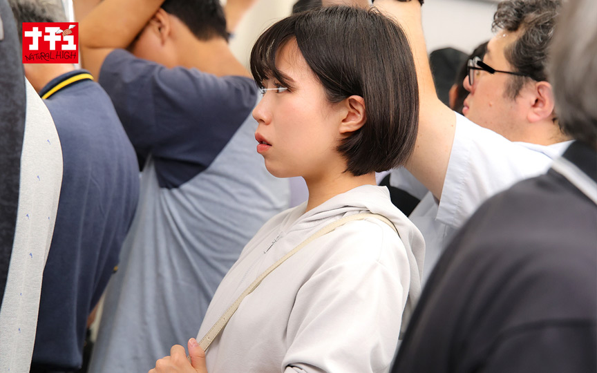 「【素人】地味系Bカップ美女が電車内で乳首責め痴○被害!敏感すぎて思わずお漏らし【羞恥プレイ】」のサンプル画像4枚目