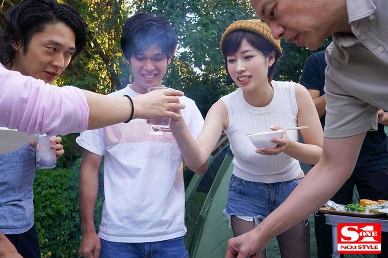 「ネトラレテント ～旦那が肉を焼いている14分間にテントの中で寝取られ続ける巨乳妻～ 奥田咲」のサンプル画像1枚目