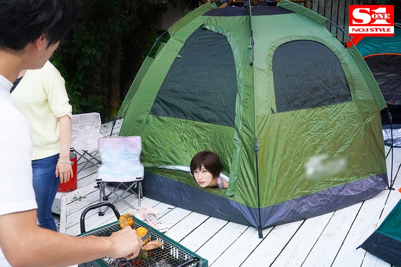 「ネトラレテント ～旦那が肉を焼いている14分間にテントの中で寝取られ続ける巨乳妻～ 奥田咲」のサンプル画像3枚目