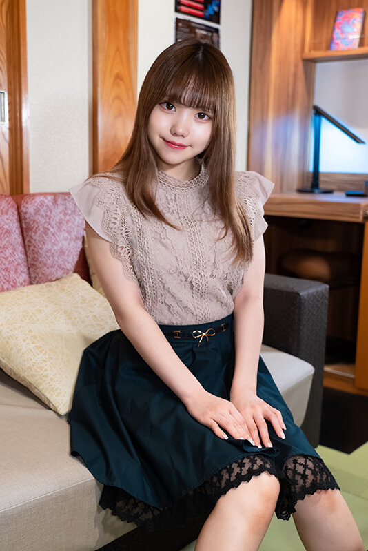 「素人女子大生【限定】まゆ 10代現役生「マジかよ！？こんな普通の女の子が…」ここでしかUPできない小動物系女子とお城系ホテルでリアルSEX。生ハメ中出し」のサンプル画像1枚目