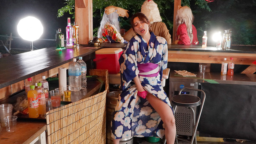 「妖怪仮装盆踊りで催●液を盛られ異物オナニー！イキ漏らし野外アクメ」のサンプル画像10枚目