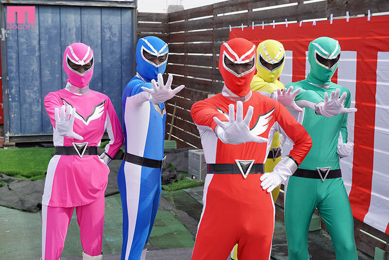 「新井リマがコスプレで同僚に乱交される！中出し＆フェラで責められるハイレグヒロイン」のサムネイル