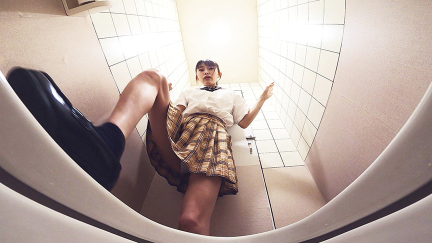 「【素人流出】制服美少女の下校中オナニー動画|発情期JKの過激な自撮り映像が話題」のサンプル画像1枚目