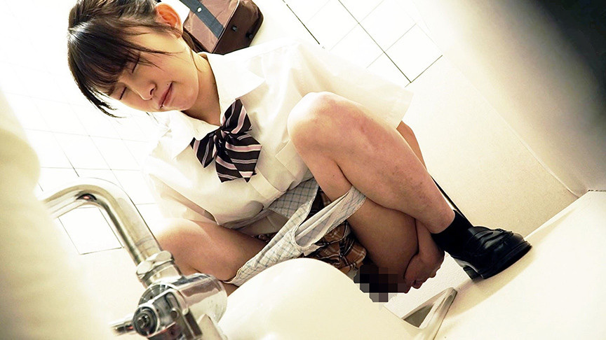 「【素人流出】制服美少女の下校中オナニー動画|発情期JKの過激な自撮り映像が話題」のサンプル画像3枚目