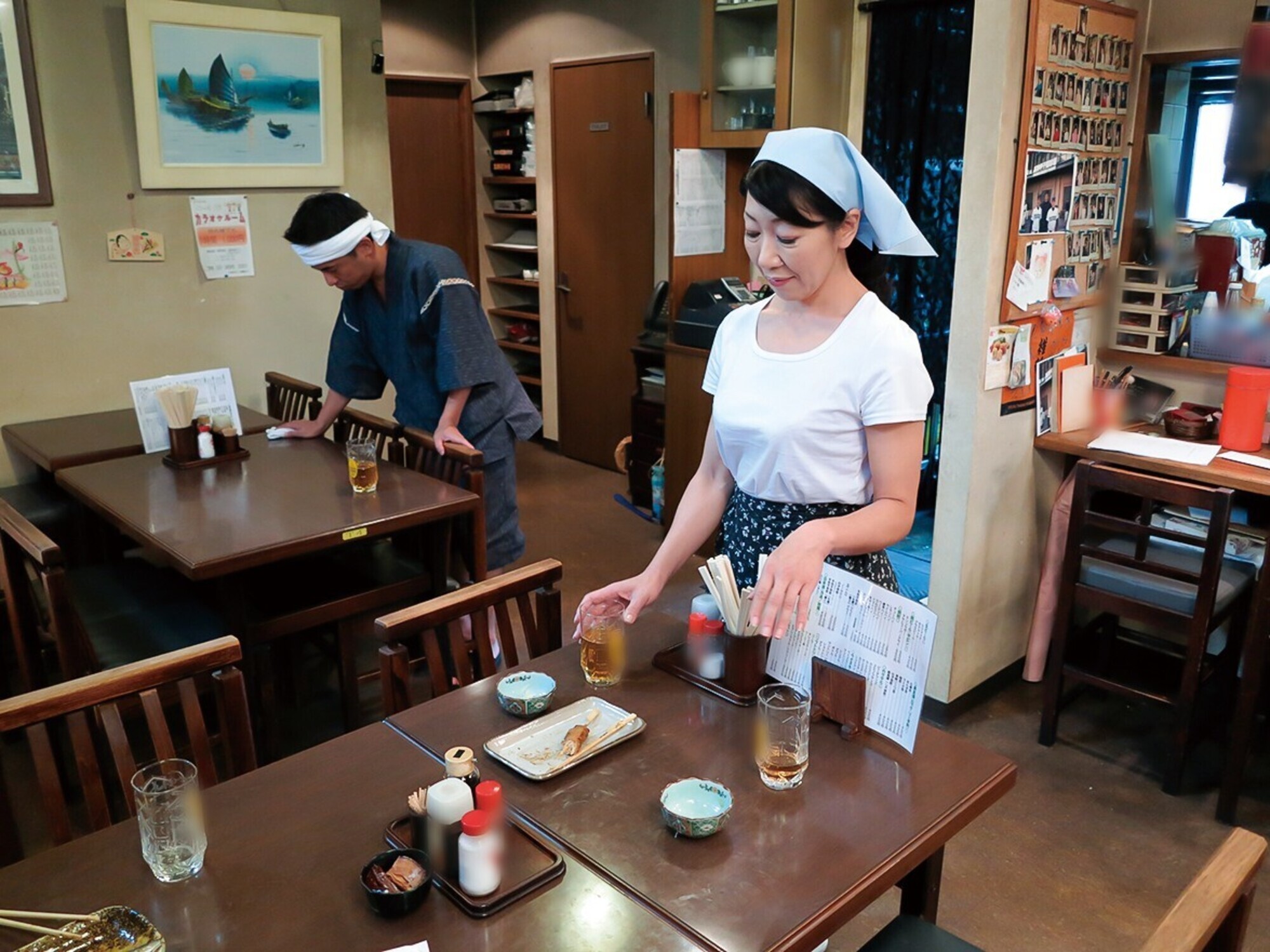「自慢のボディと美貌で男を堕とす働く熟女たち」のサンプル画像3枚目
