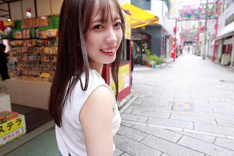 「アーティスト兼AV女優 小湊よつ葉‘旅の途中’のドキュメント。カラダの変化、今したい、あの頃したかったセックス‘もっと非日常的な事を…’妄想実現 念願のカーセックス、野外4P、地元デートハメ撮り【圧倒的4K映像でヌク！】」のサンプル画像10枚目