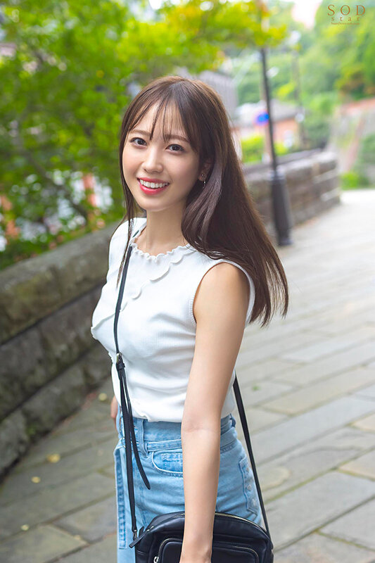 「アーティスト兼AV女優 小湊よつ葉‘旅の途中’のドキュメント。カラダの変化、今したい、あの頃したかったセックス‘もっと非日常的な事を…’妄想実現 念願のカーセックス、野外4P、地元デートハメ撮り【圧倒的4K映像でヌク！】」のサンプル画像13枚目