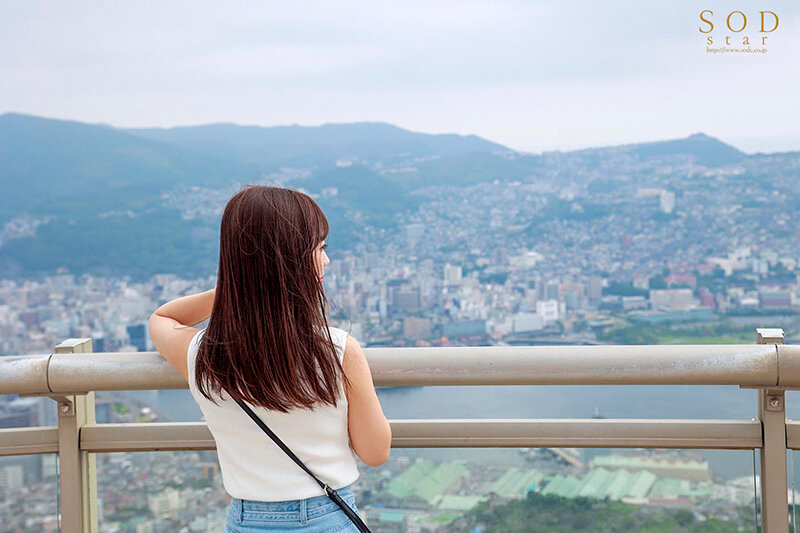 「アーティスト兼AV女優 小湊よつ葉‘旅の途中’のドキュメント。カラダの変化、今したい、あの頃したかったセックス‘もっと非日常的な事を…’妄想実現 念願のカーセックス、野外4P、地元デートハメ撮り【圧倒的4K映像でヌク！】」のサンプル画像4枚目