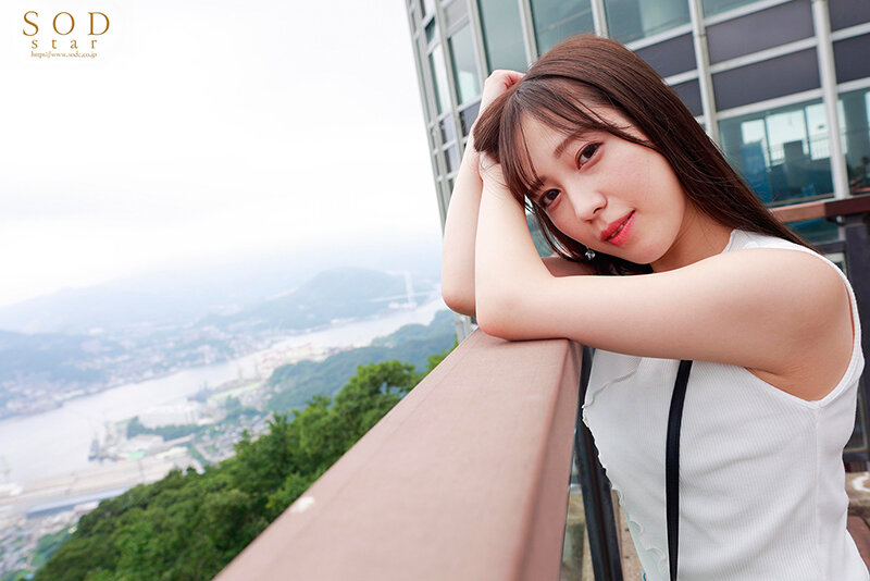 「アーティスト兼AV女優 小湊よつ葉‘旅の途中’のドキュメント。カラダの変化、今したい、あの頃したかったセックス‘もっと非日常的な事を…’妄想実現 念願のカーセックス、野外4P、地元デートハメ撮り【圧倒的4K映像でヌク！】」のサンプル画像5枚目