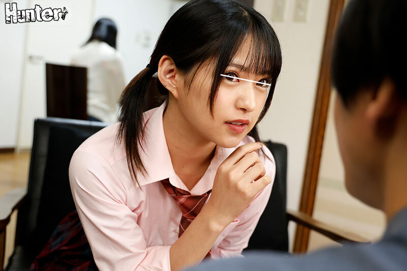 「『ねぇ～スカートの中でオナニーして私のパンツにぶっかける勇気ある！？』超変態地味女子がとんでもない誘惑！周囲にバレない様にドキドキしながら…」のサンプル画像2枚目