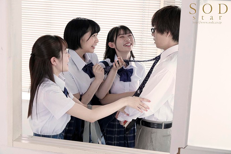 「教育実習生が巨根と聞きつけ校内中どこでも求愛ハーレム4Pを仕掛ける学園一美少女トリオ」のサンプル画像3枚目