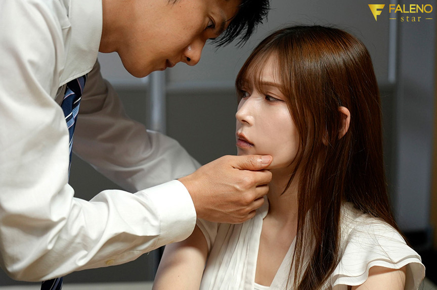 「無愛想な美人同僚とお酒の勢いでホテルに行ったら睨まれながらもチ●ポとオマ●コの相性ピッタリ過ぎて残業の度に密会セックスする関係に… 明里つむぎ」のサンプル画像2枚目