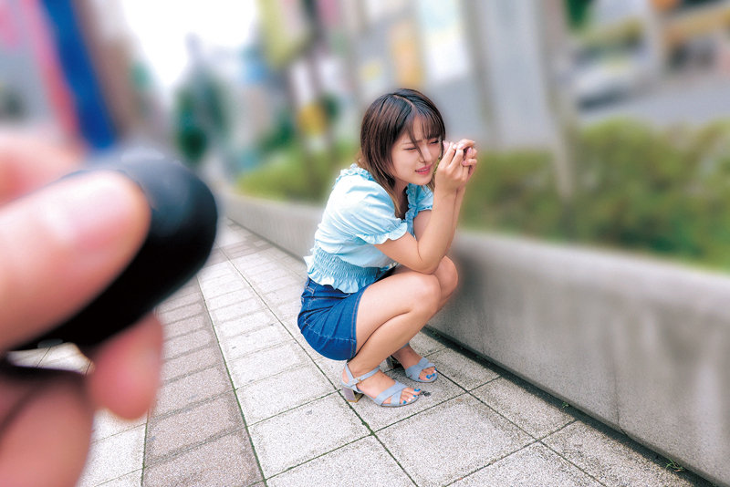 「街中なのに遠隔バイブで感じすぎてしまう女の子…」のサムネイル